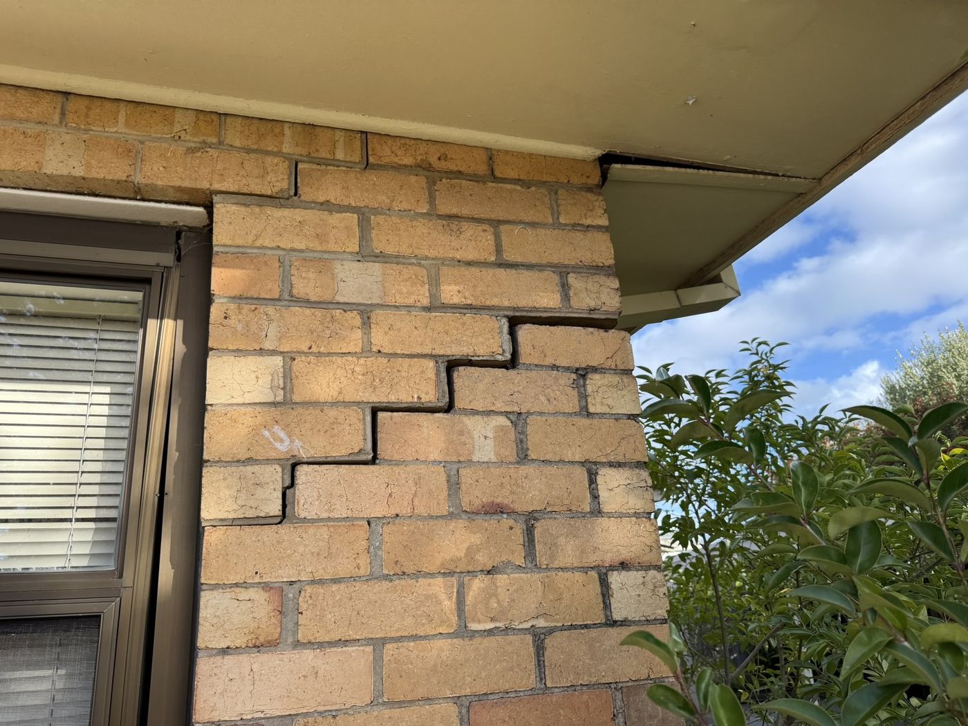 Stepped cracking measured on site